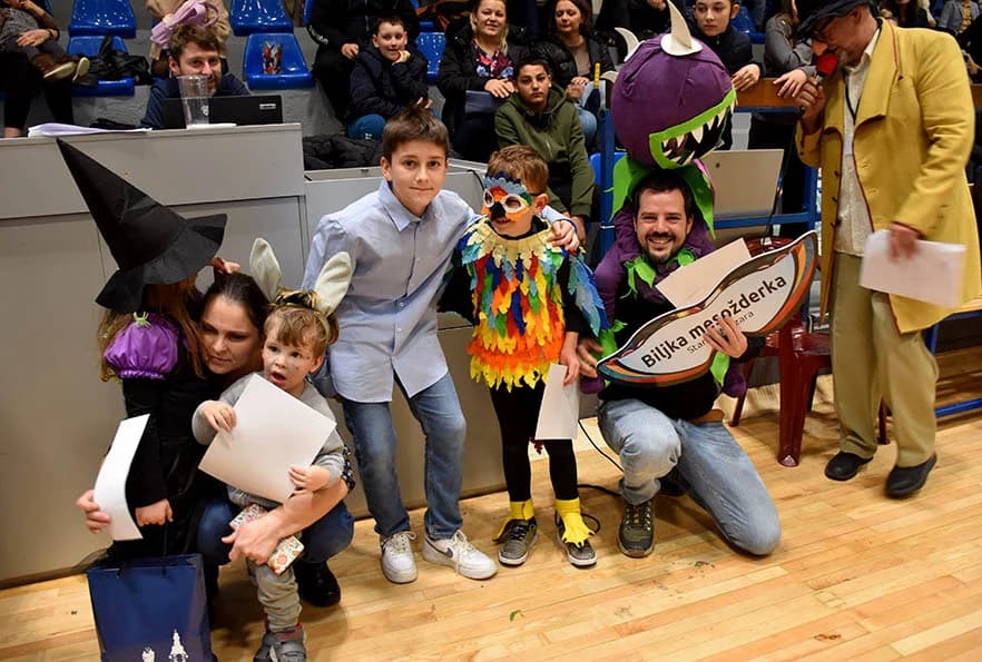 (FOTOGALERIJA) Maškare preuzele vlast u Požegi: ʼPripazite na punu gradsku blagajnuʼ