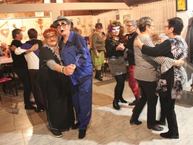 Uz pjesmu i ples pleternički umirovljenici pod maskama održali pokladnu zabavu