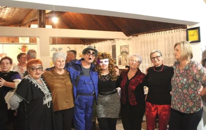 Uz pjesmu i ples pleternički umirovljenici pod maskama održali pokladnu zabavu