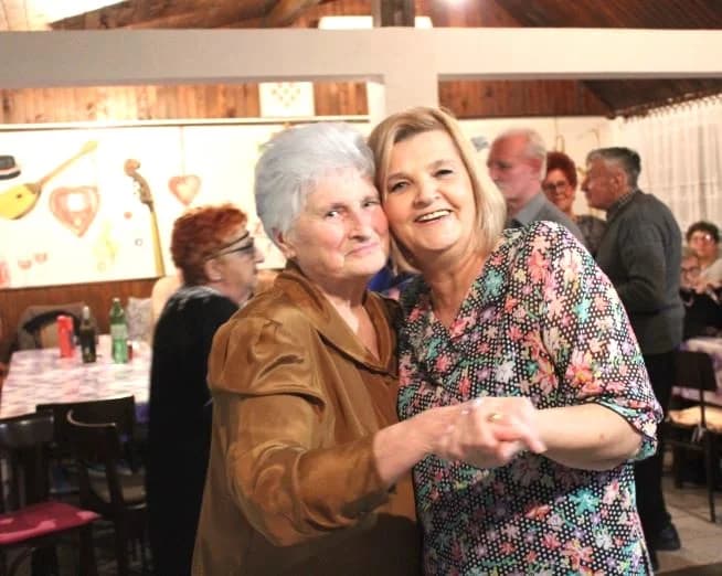 Uz pjesmu i ples pleternički umirovljenici pod maskama održali pokladnu zabavu