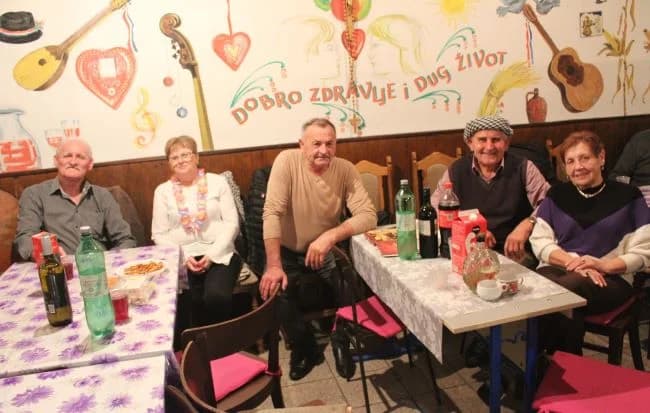 Uz pjesmu i ples pleternički umirovljenici pod maskama održali pokladnu zabavu
