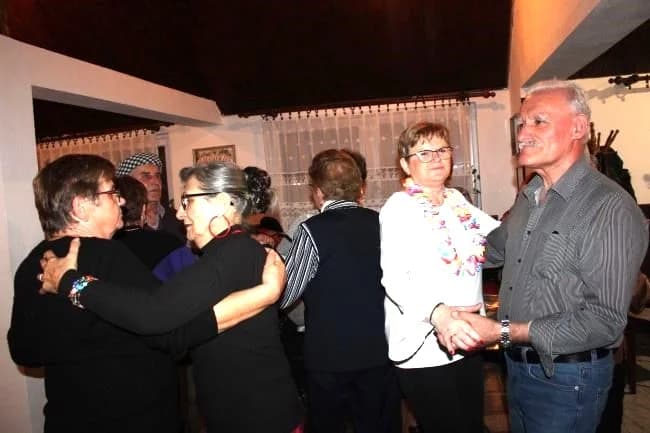 Uz pjesmu i ples pleternički umirovljenici pod maskama održali pokladnu zabavu