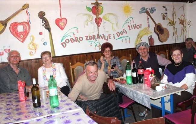 Uz pjesmu i ples pleternički umirovljenici pod maskama održali pokladnu zabavu