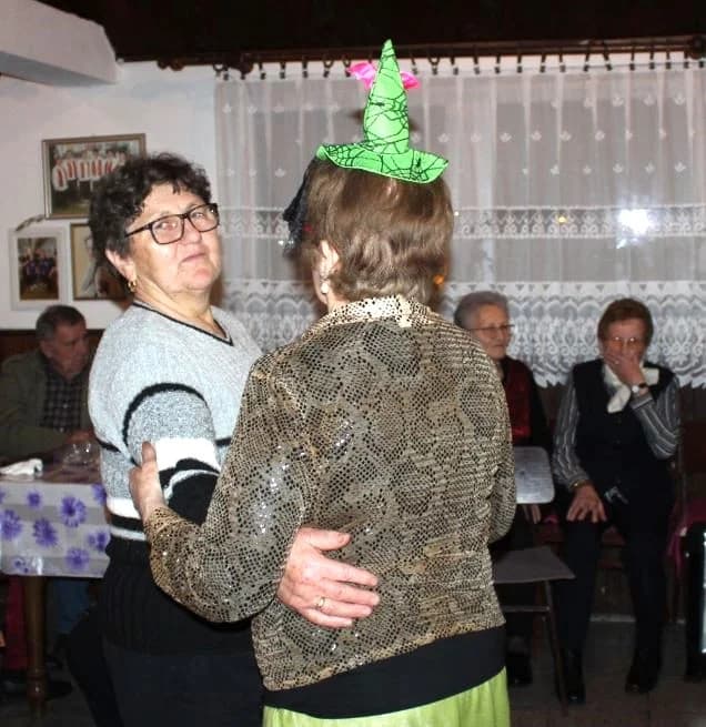 Uz pjesmu i ples pleternički umirovljenici pod maskama održali pokladnu zabavu