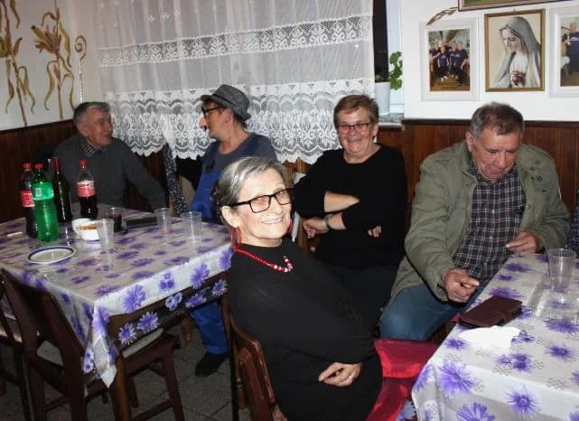 Uz pjesmu i ples pleternički umirovljenici pod maskama održali pokladnu zabavu