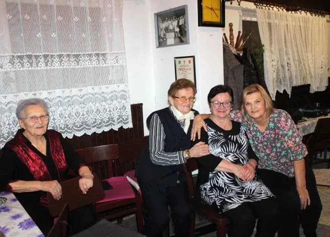 Uz pjesmu i ples pleternički umirovljenici pod maskama održali pokladnu zabavu