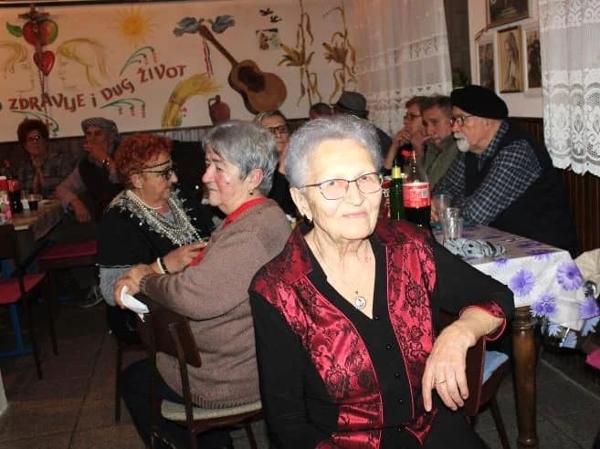 Uz pjesmu i ples pleternički umirovljenici pod maskama održali pokladnu zabavu