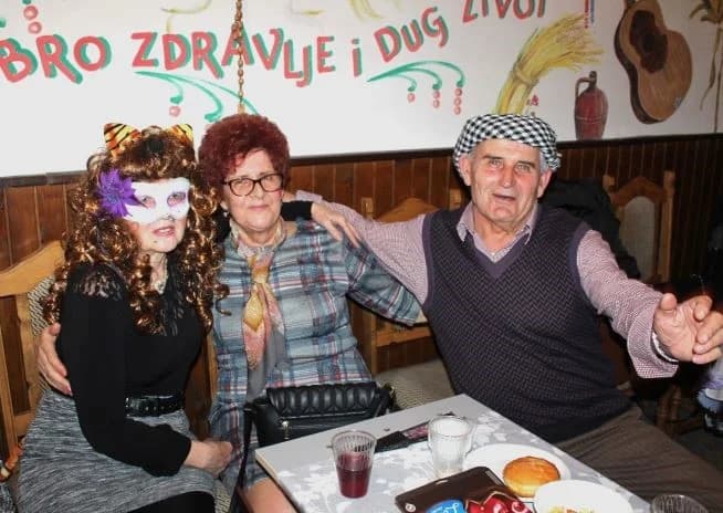 Uz pjesmu i ples pleternički umirovljenici pod maskama održali pokladnu zabavu