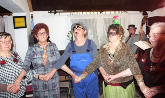 Uz pjesmu i ples pleternički umirovljenici pod maskama održali pokladnu zabavu