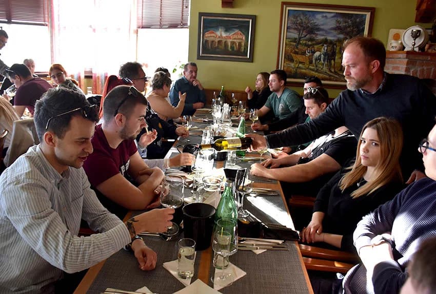 RADNICI ZAGREBAČKOG HOTELA ESPLANADE BORAVILI U KUTJEVU: Ugostila ih obitelj Krauthaker