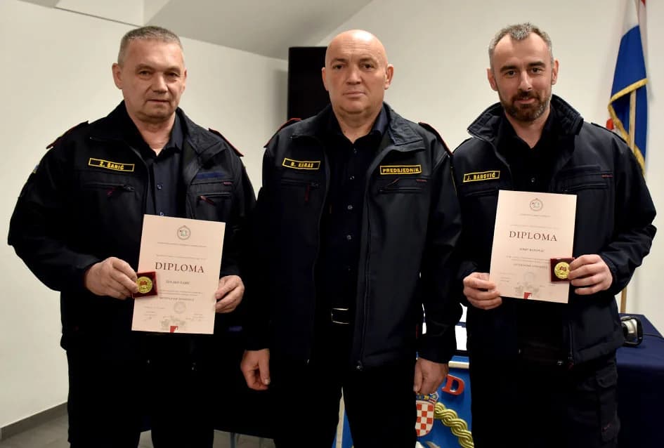 Željko Šarić, Marko Blažević i Josip Banović primili spomenice za dugogodišnji rad u vatrogastvu