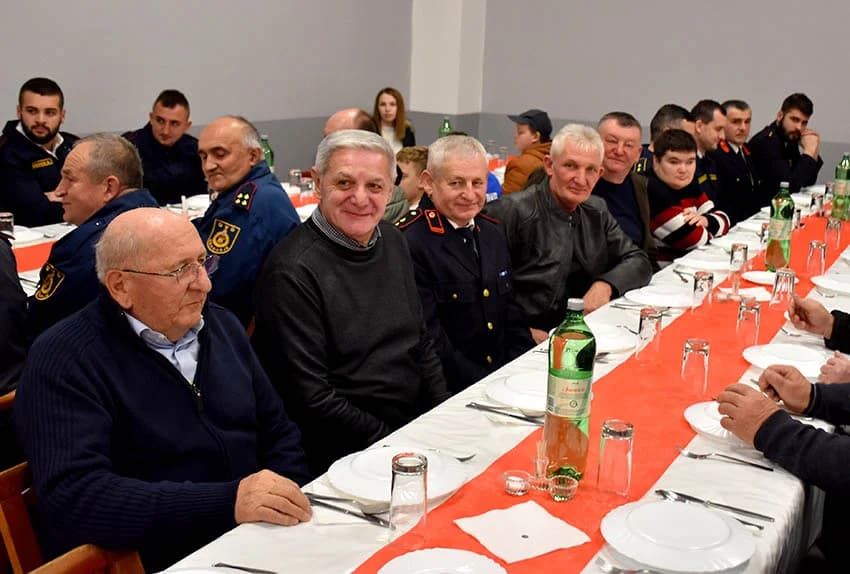 Spomenice za 40 godina u vatrogastvu primili Dubravko Tomašević, te Slavko i Drago Bartolović