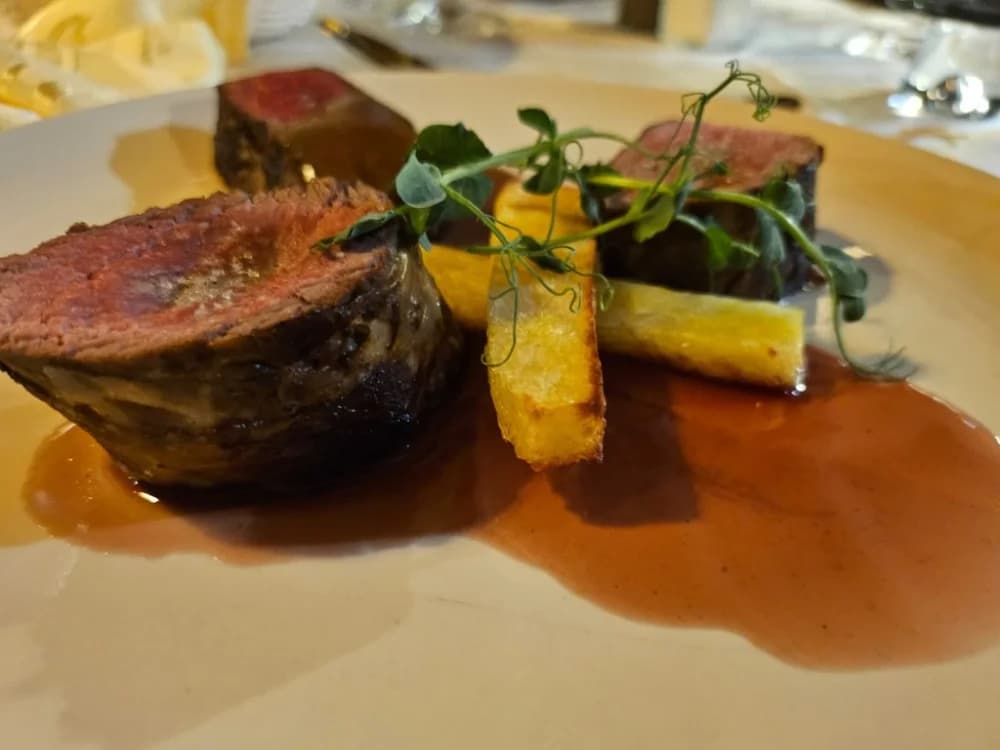 Teleća i janjeća koljenica novi gastro specijalitet u ponudi restorana Schön blick
