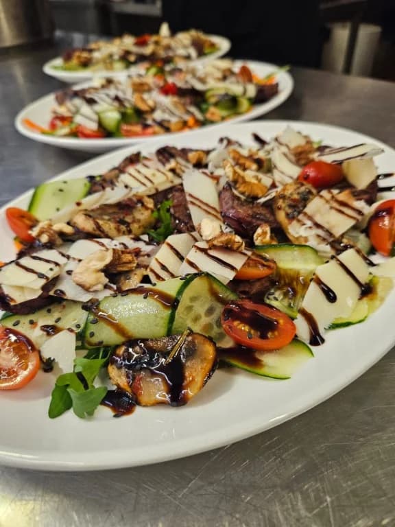 Teleća i janjeća koljenica novi gastro specijalitet u ponudi restorana Schön blick