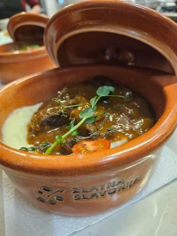 Teleća i janjeća koljenica novi gastro specijalitet u ponudi restorana Schön blick