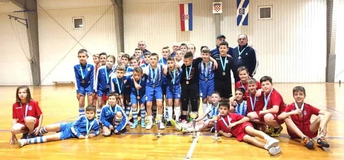 ZIMSKI MALONOGOMETNI KUP U BATRINI: Početnici Slavije u jakoj konkurenciji osvojili srebrnu medalju