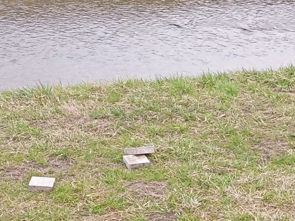 Opet iščupane kocke na šetnici: ʼSvugdje ima budala, ali kod nas je centralaʼ