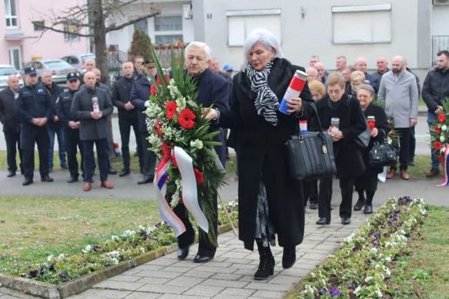 Polaganjem vijenaca i paljenjem svijeća odana počast poginulim hrvatskim braniteljima s pleterničkog područja
