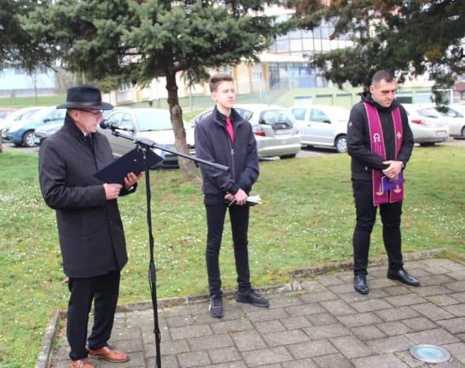 Polaganjem vijenaca i paljenjem svijeća odana počast poginulim hrvatskim braniteljima s pleterničkog područja
