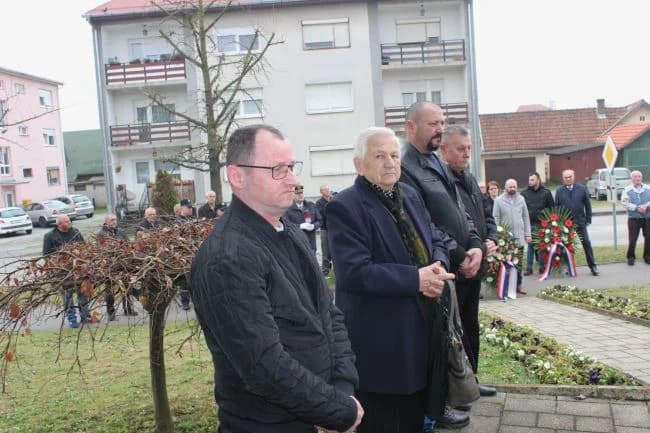 Polaganjem vijenaca i paljenjem svijeća odana počast poginulim hrvatskim braniteljima s pleterničkog područja