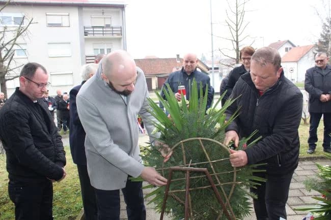 Polaganjem vijenaca i paljenjem svijeća odana počast poginulim hrvatskim braniteljima s pleterničkog područja