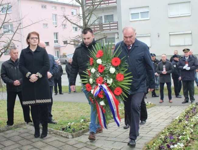 Polaganjem vijenaca i paljenjem svijeća odana počast poginulim hrvatskim braniteljima s pleterničkog područja