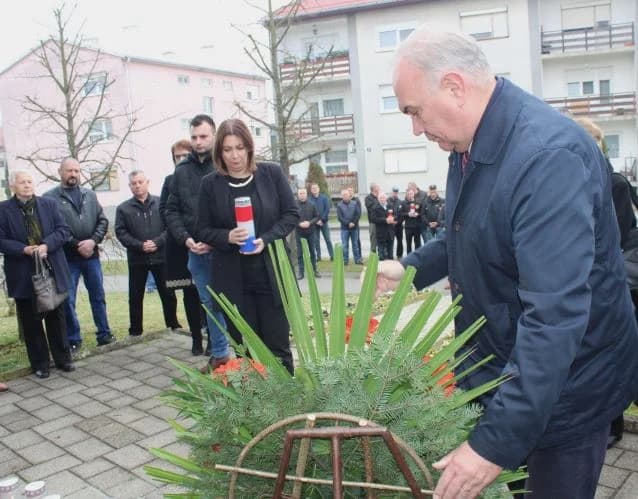 Polaganjem vijenaca i paljenjem svijeća odana počast poginulim hrvatskim braniteljima s pleterničkog područja