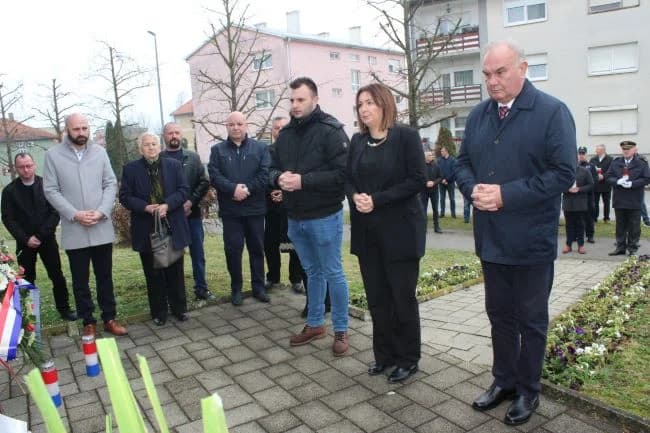 Polaganjem vijenaca i paljenjem svijeća odana počast poginulim hrvatskim braniteljima s pleterničkog područja