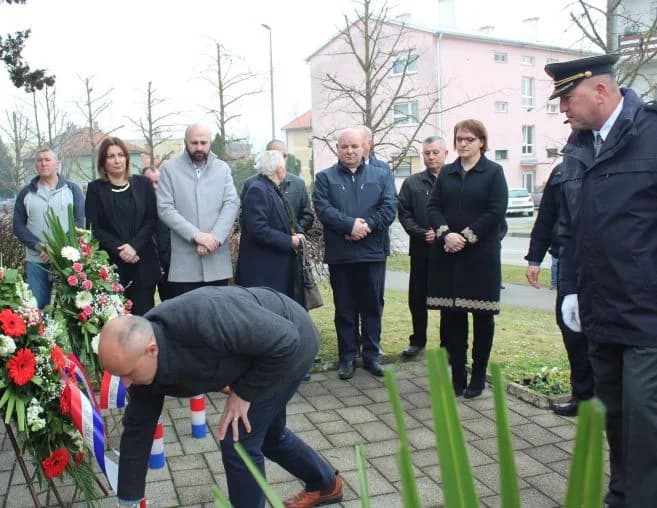 Polaganjem vijenaca i paljenjem svijeća odana počast poginulim hrvatskim braniteljima s pleterničkog područja