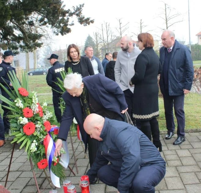 Polaganjem vijenaca i paljenjem svijeća odana počast poginulim hrvatskim braniteljima s pleterničkog područja