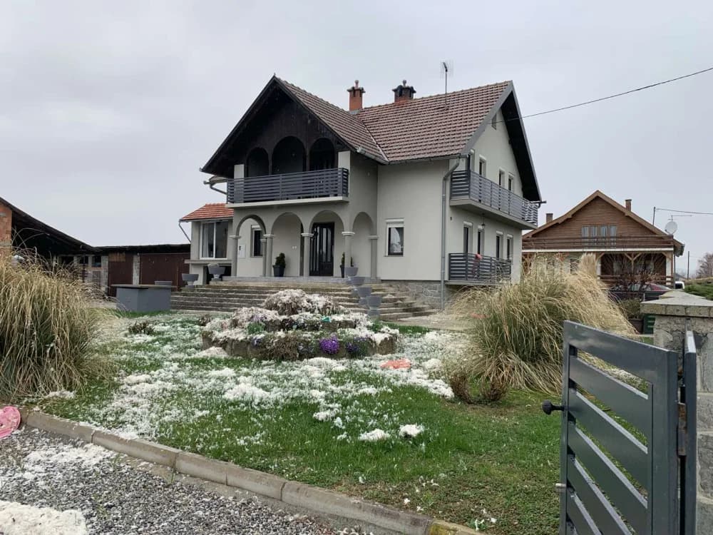 VESELJE U KRIVAJU: Uz dvorište pokriveno perjem Kelečići rođenje unuka Lovre proslavili okupljanjem rodbine i prijatelja!