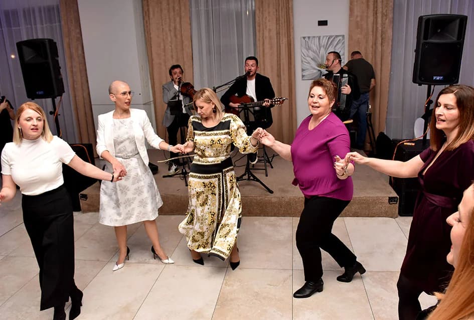 “NOĆ SEVDAHA I NARODNE MUZIKE” U SVEČANOJ DVORANI AVIA: Posjetitellji pjevali i plesali uz Ivana Jelića