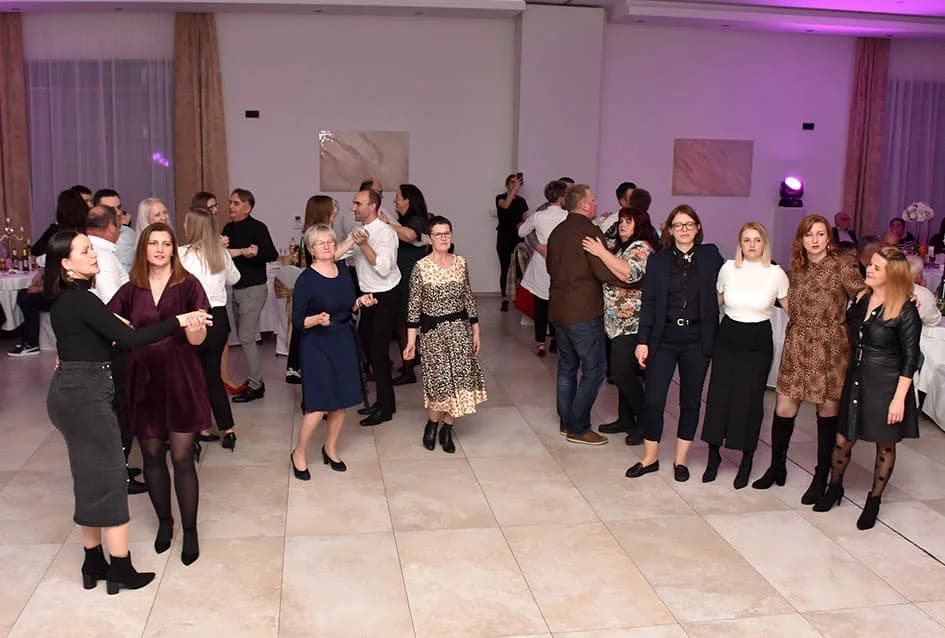 “NOĆ SEVDAHA I NARODNE MUZIKE” U SVEČANOJ DVORANI AVIA: Posjetitellji pjevali i plesali uz Ivana Jelića