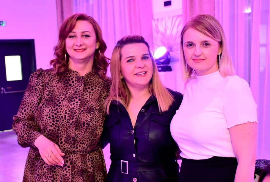 “NOĆ SEVDAHA I NARODNE MUZIKE” U SVEČANOJ DVORANI AVIA: Posjetitellji pjevali i plesali uz Ivana Jelića