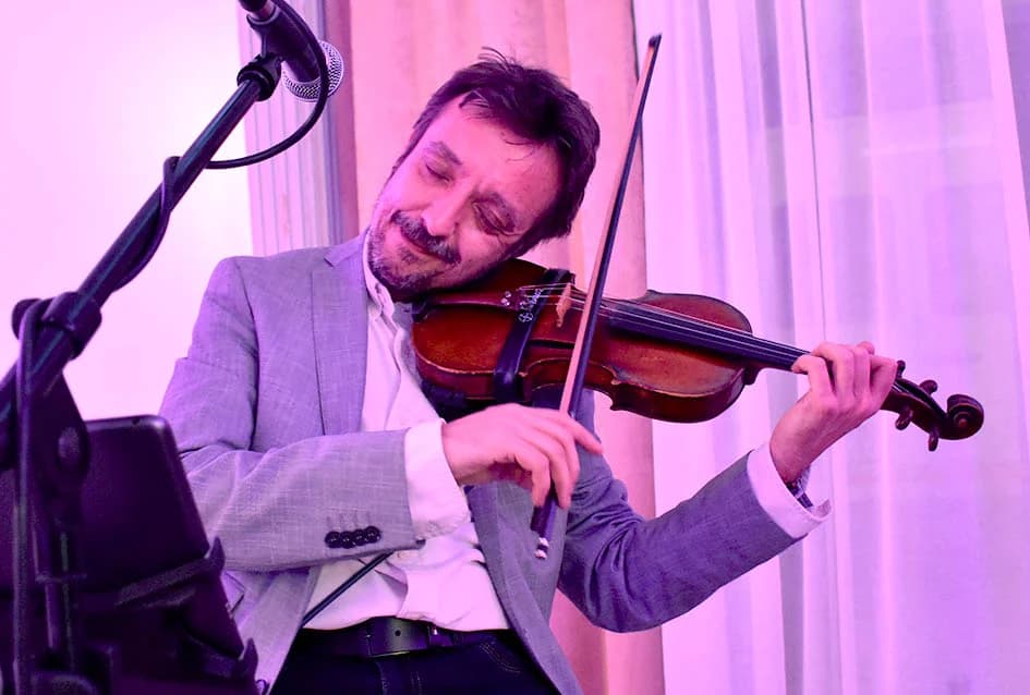 “NOĆ SEVDAHA I NARODNE MUZIKE” U SVEČANOJ DVORANI AVIA: Posjetitellji pjevali i plesali uz Ivana Jelića