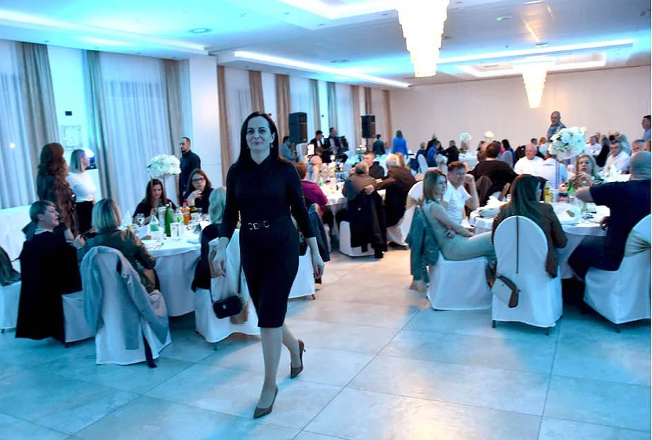 “NOĆ SEVDAHA I NARODNE MUZIKE” U SVEČANOJ DVORANI AVIA: Posjetitellji pjevali i plesali uz Ivana Jelića