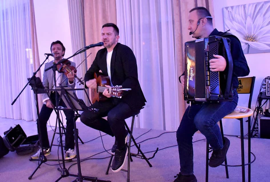 “NOĆ SEVDAHA I NARODNE MUZIKE” U SVEČANOJ DVORANI AVIA: Posjetitellji pjevali i plesali uz Ivana Jelića