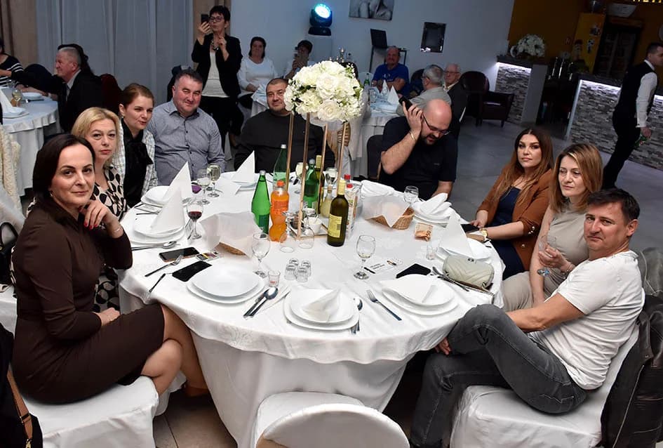 “NOĆ SEVDAHA I NARODNE MUZIKE” U SVEČANOJ DVORANI AVIA: Posjetitellji pjevali i plesali uz Ivana Jelića
