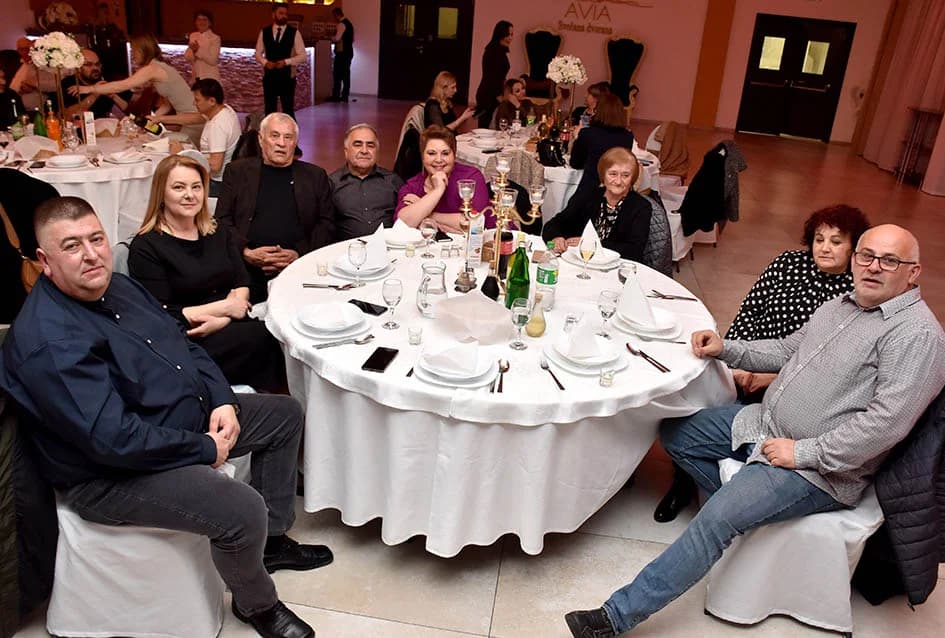“NOĆ SEVDAHA I NARODNE MUZIKE” U SVEČANOJ DVORANI AVIA: Posjetitellji pjevali i plesali uz Ivana Jelića