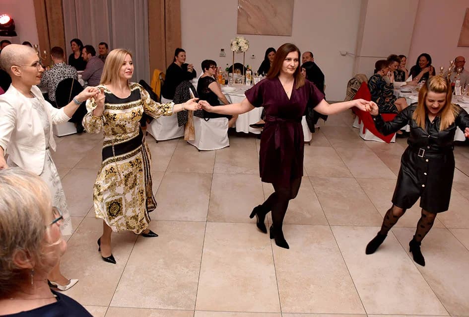 “NOĆ SEVDAHA I NARODNE MUZIKE” U SVEČANOJ DVORANI AVIA: Posjetitellji pjevali i plesali uz Ivana Jelića
