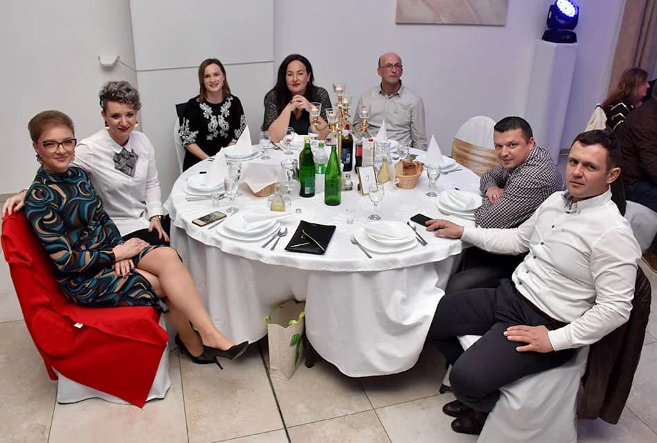 “NOĆ SEVDAHA I NARODNE MUZIKE” U SVEČANOJ DVORANI AVIA: Posjetitellji pjevali i plesali uz Ivana Jelića