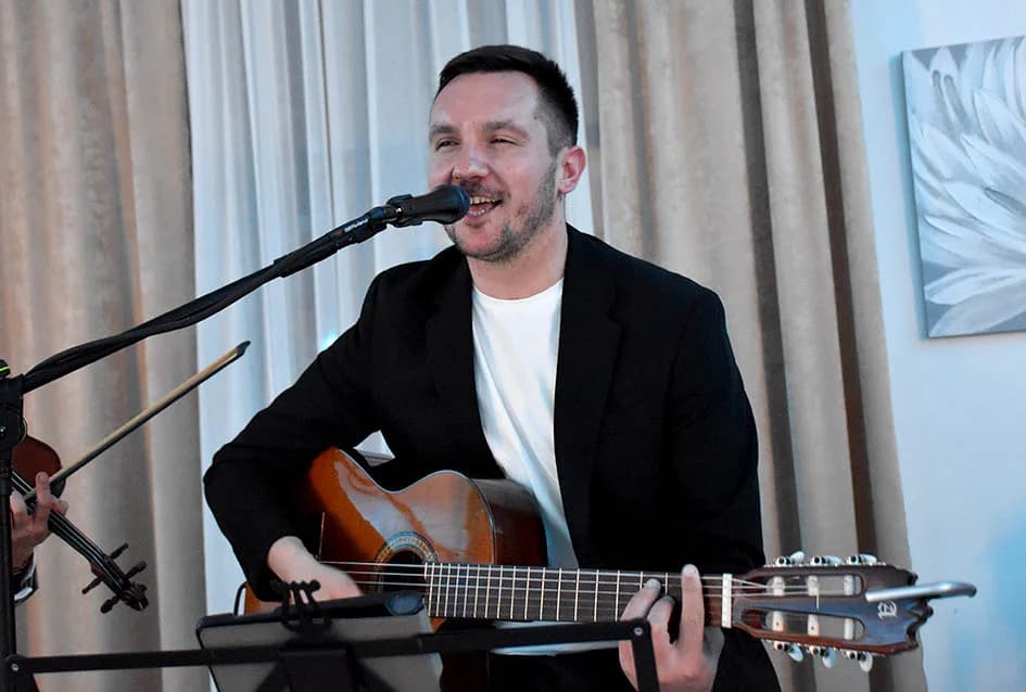 “NOĆ SEVDAHA I NARODNE MUZIKE” U SVEČANOJ DVORANI AVIA: Posjetitellji pjevali i plesali uz Ivana Jelića