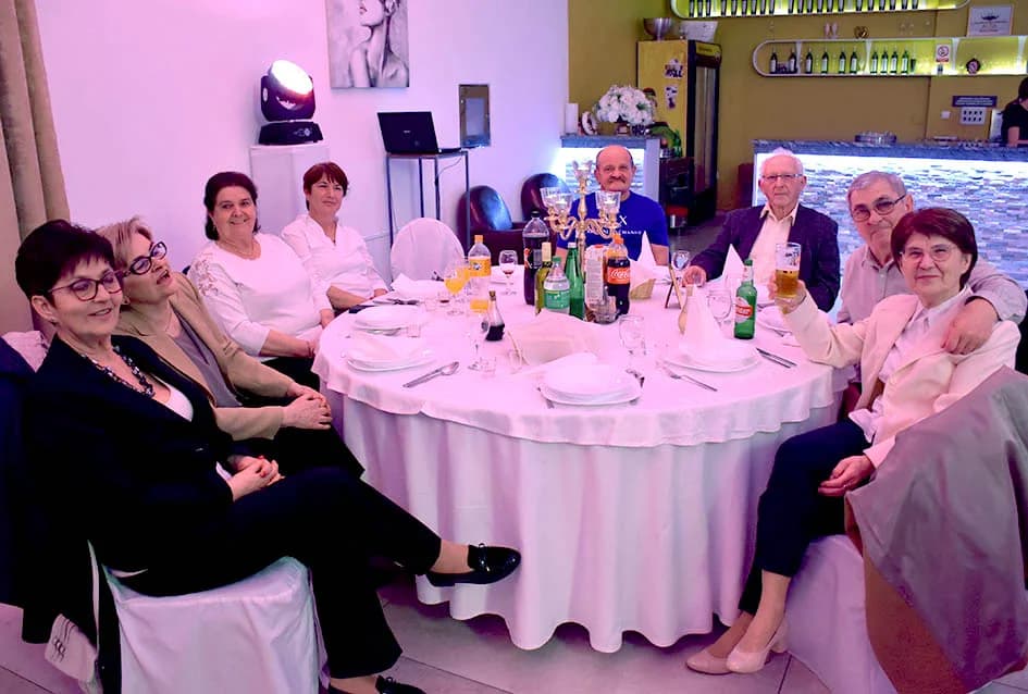 “NOĆ SEVDAHA I NARODNE MUZIKE” U SVEČANOJ DVORANI AVIA: Posjetitellji pjevali i plesali uz Ivana Jelića
