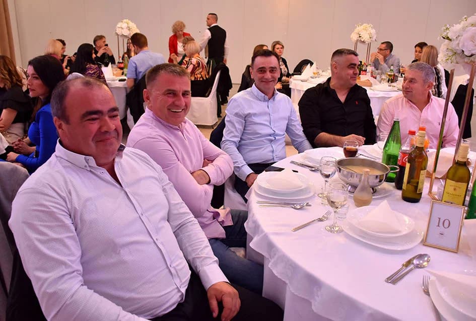 “NOĆ SEVDAHA I NARODNE MUZIKE” U SVEČANOJ DVORANI AVIA: Posjetitellji pjevali i plesali uz Ivana Jelića