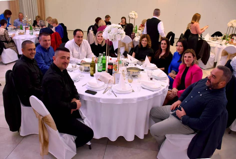 “NOĆ SEVDAHA I NARODNE MUZIKE” U SVEČANOJ DVORANI AVIA: Posjetitellji pjevali i plesali uz Ivana Jelića