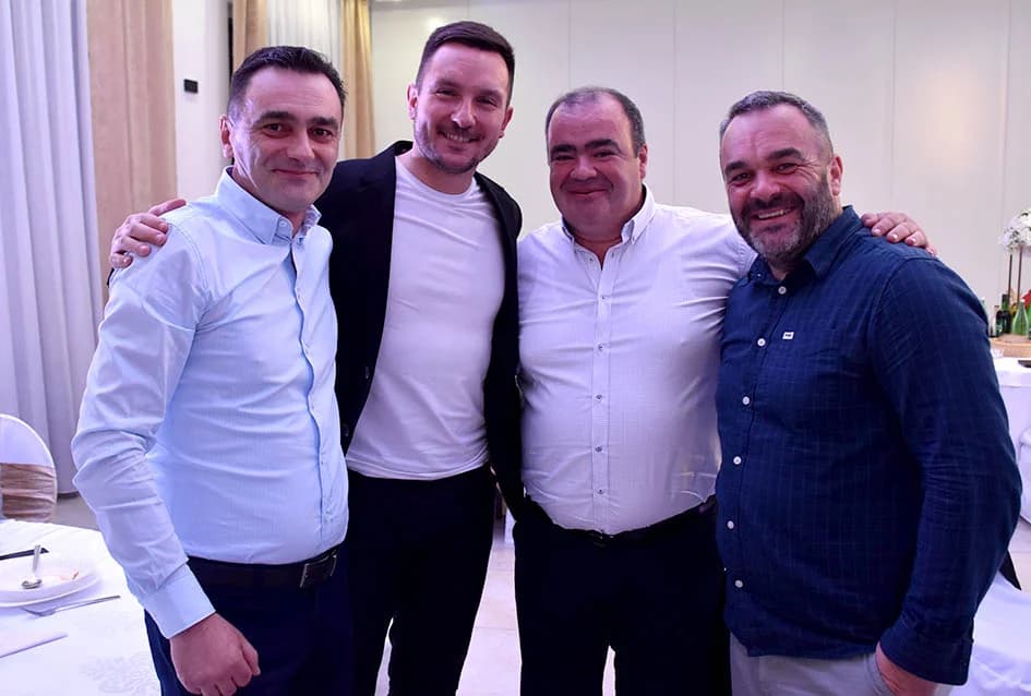 “NOĆ SEVDAHA I NARODNE MUZIKE” U SVEČANOJ DVORANI AVIA: Posjetitellji pjevali i plesali uz Ivana Jelića