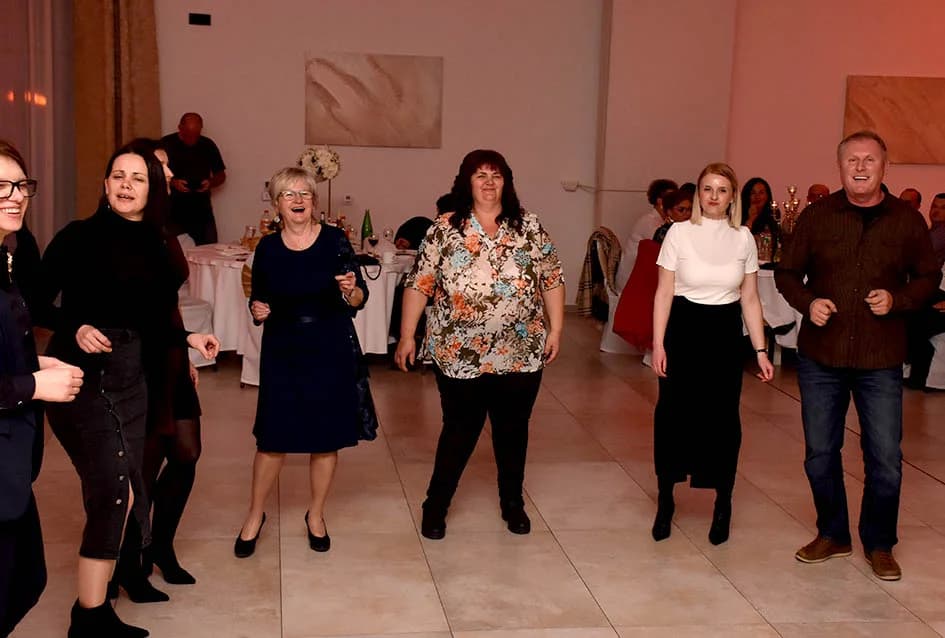 “NOĆ SEVDAHA I NARODNE MUZIKE” U SVEČANOJ DVORANI AVIA: Posjetitellji pjevali i plesali uz Ivana Jelića