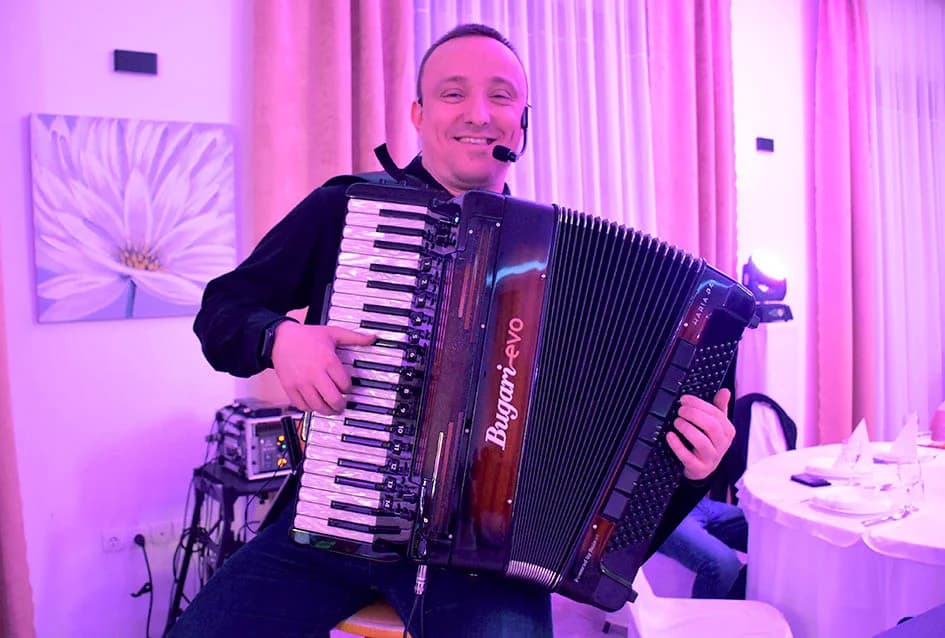 “NOĆ SEVDAHA I NARODNE MUZIKE” U SVEČANOJ DVORANI AVIA: Posjetitellji pjevali i plesali uz Ivana Jelića