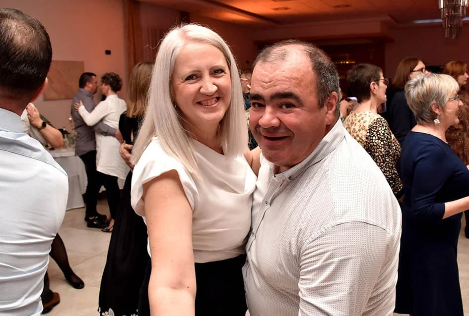 “NOĆ SEVDAHA I NARODNE MUZIKE” U SVEČANOJ DVORANI AVIA: Posjetitellji pjevali i plesali uz Ivana Jelića