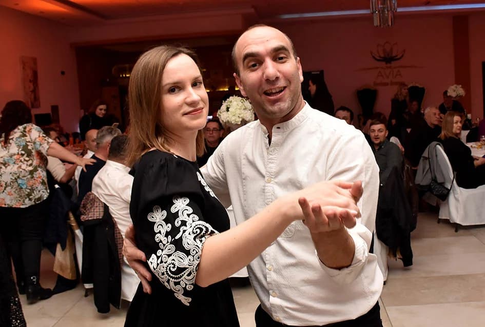“NOĆ SEVDAHA I NARODNE MUZIKE” U SVEČANOJ DVORANI AVIA: Posjetitellji pjevali i plesali uz Ivana Jelića